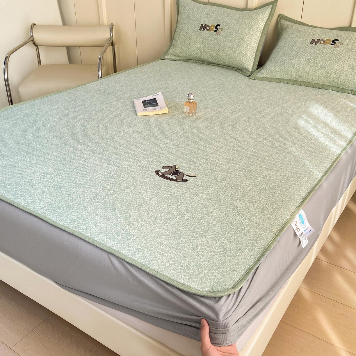 91家纺网 家纺一手货源 找家纺 帅露家纺 2026新款A类PE中分子绣花软凉席席子-慢摇时光 床笠款-慢摇时光绿