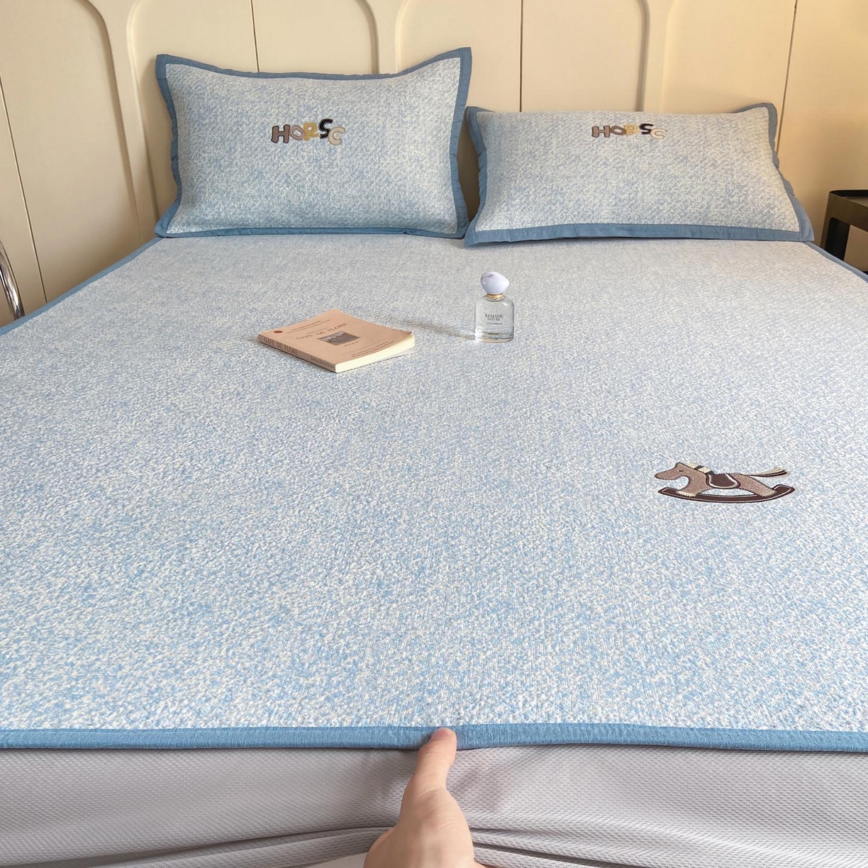 91家纺网 家纺一手货源 找家纺 帅露家纺 2026新款A类PE中分子绣花软凉席席子-慢摇时光 床笠款-慢摇时光蓝