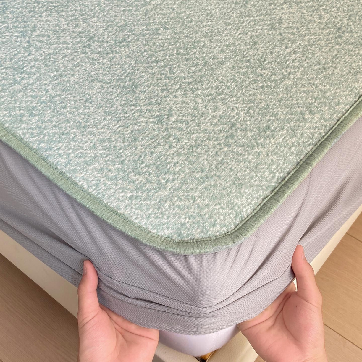 91家纺网 家纺一手货源 找家纺 帅露家纺 2026新款A类PE中分子绣花软凉席席子-慢摇时光 床笠款-慢摇时光绿