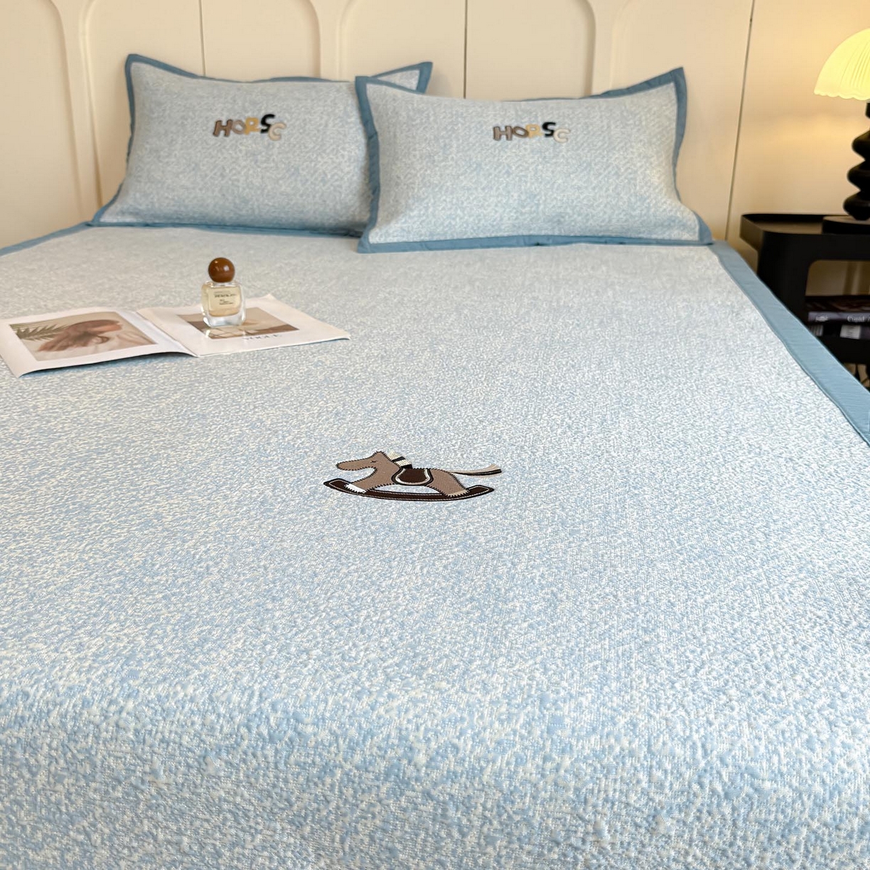 91家纺网 家纺一手货源 找家纺 帅露家纺 2026新款A类PE中分子绣花软凉席席子-慢摇时光 平铺款-慢摇时光蓝