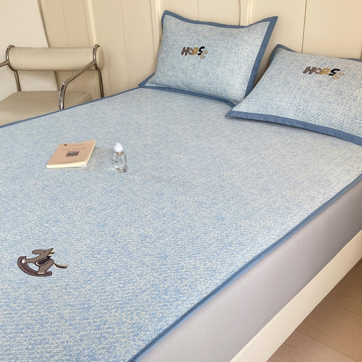 91家纺网 家纺一手货源 找家纺 帅露家纺 2026新款A类PE中分子绣花软凉席席子-慢摇时光 床笠款-慢摇时光蓝