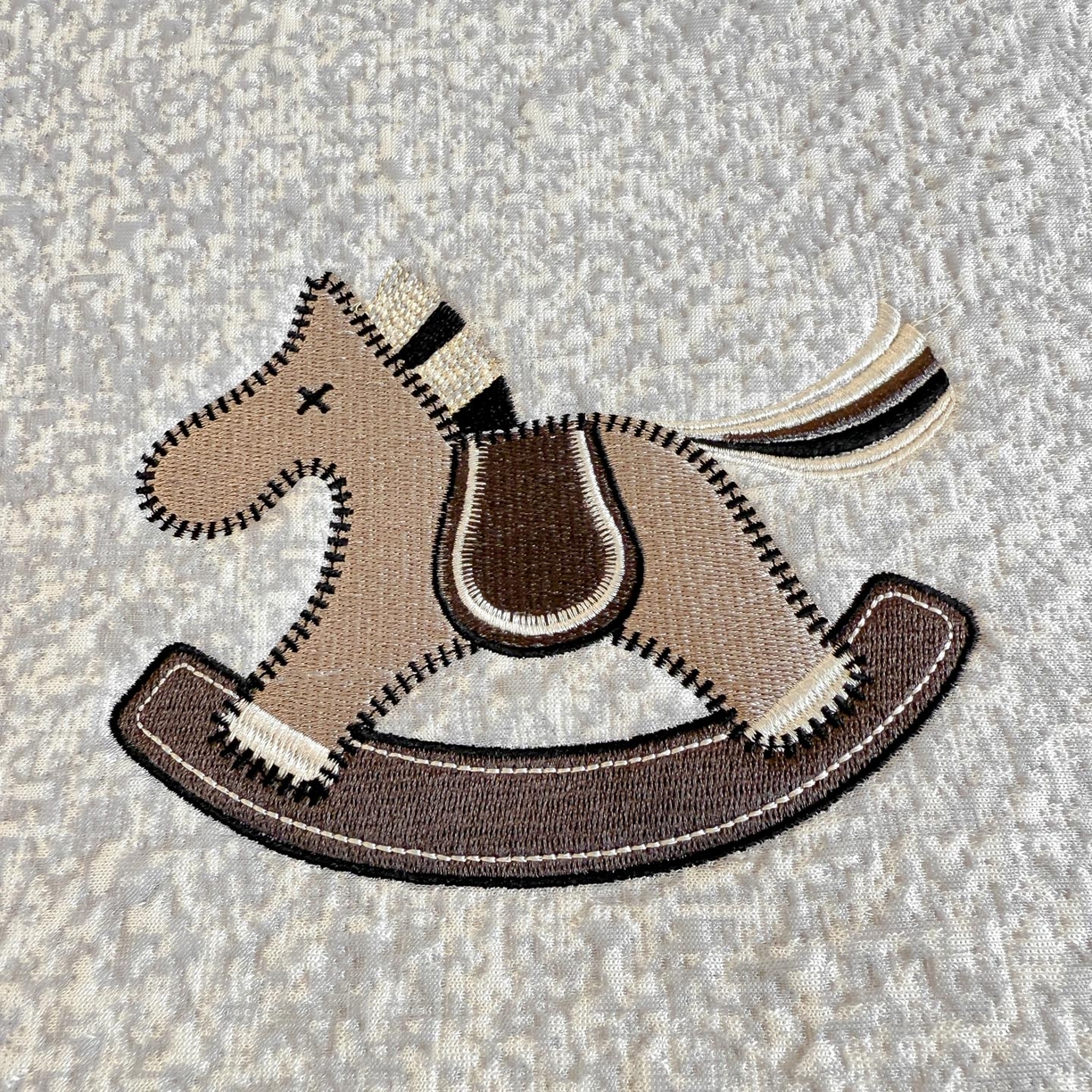 91家纺网 家纺一手货源 找家纺 帅露家纺 2026新款A类PE中分子绣花软凉席席子-慢摇时光 平铺款-慢摇时光灰