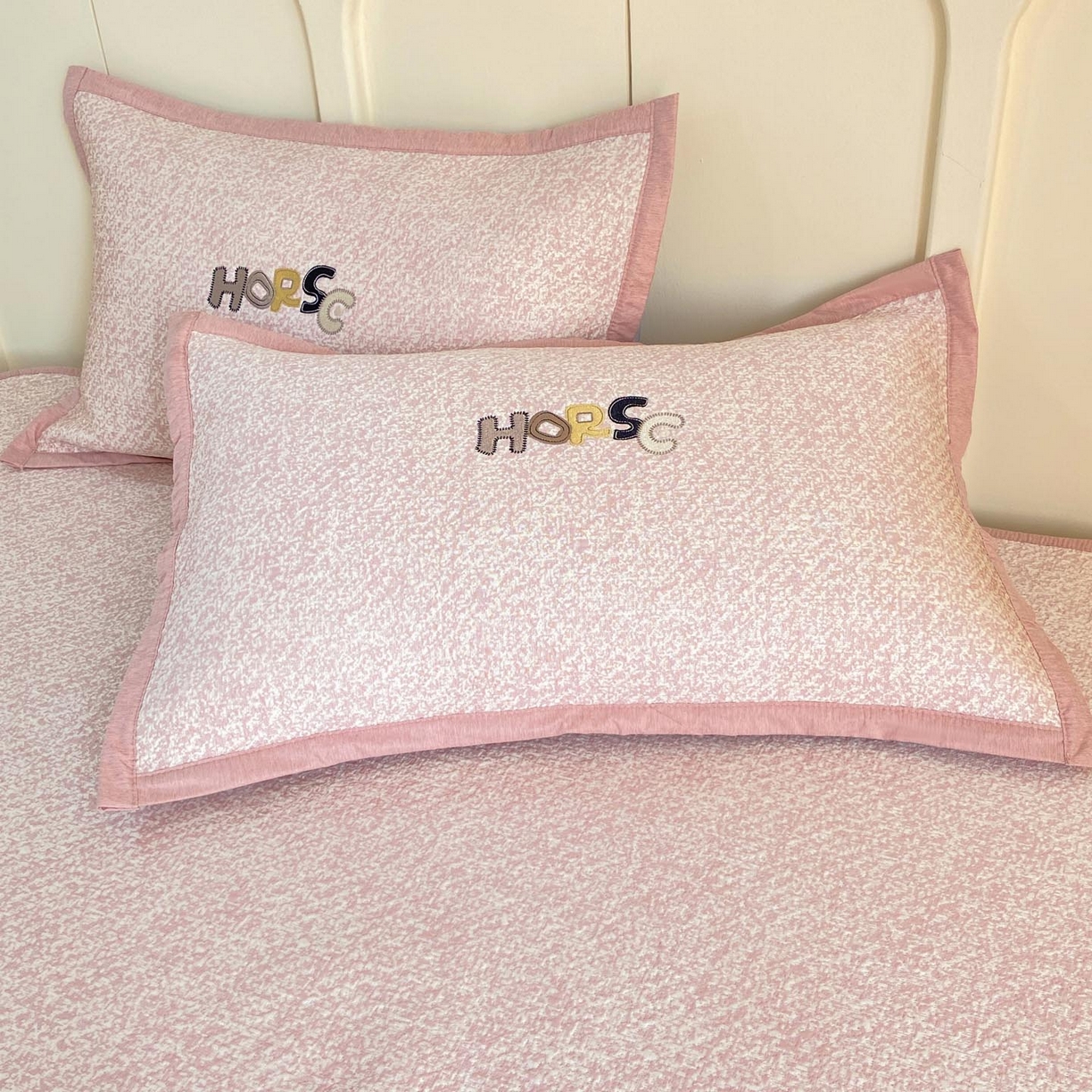 91家纺网 家纺一手货源 找家纺 帅露家纺 2026新款A类PE中分子绣花软凉席席子-慢摇时光 床笠款-慢摇时光粉