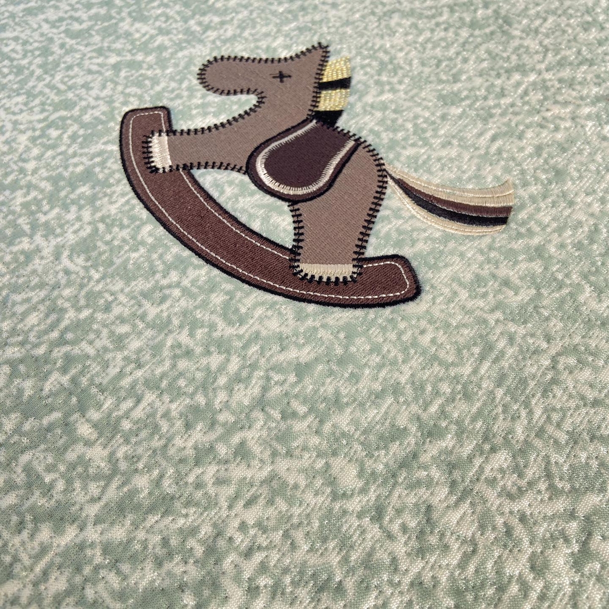 91家纺网 家纺一手货源 找家纺 帅露家纺 2026新款A类PE中分子绣花软凉席席子-慢摇时光 床笠款-慢摇时光绿