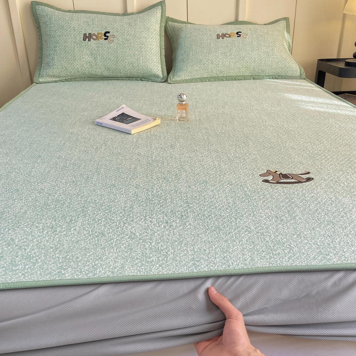 91家纺网 家纺一手货源 找家纺 帅露家纺 2026新款A类PE中分子绣花软凉席席子-慢摇时光 床笠款-慢摇时光绿