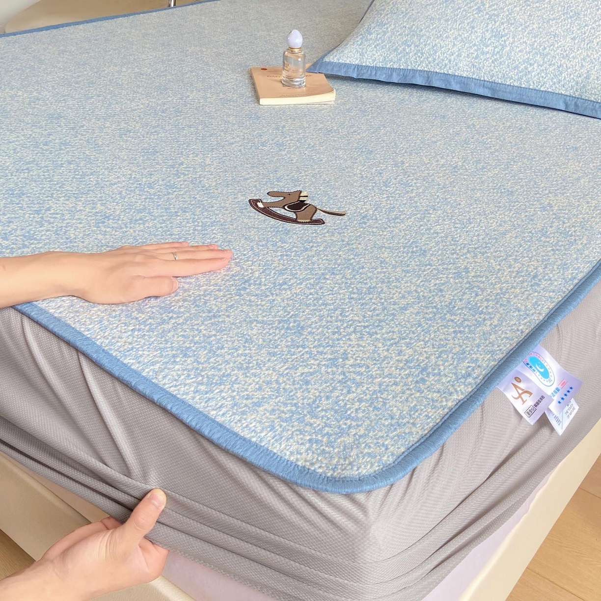 91家纺网 家纺一手货源 找家纺 帅露家纺 2026新款A类PE中分子绣花软凉席席子-慢摇时光 床笠款-慢摇时光蓝