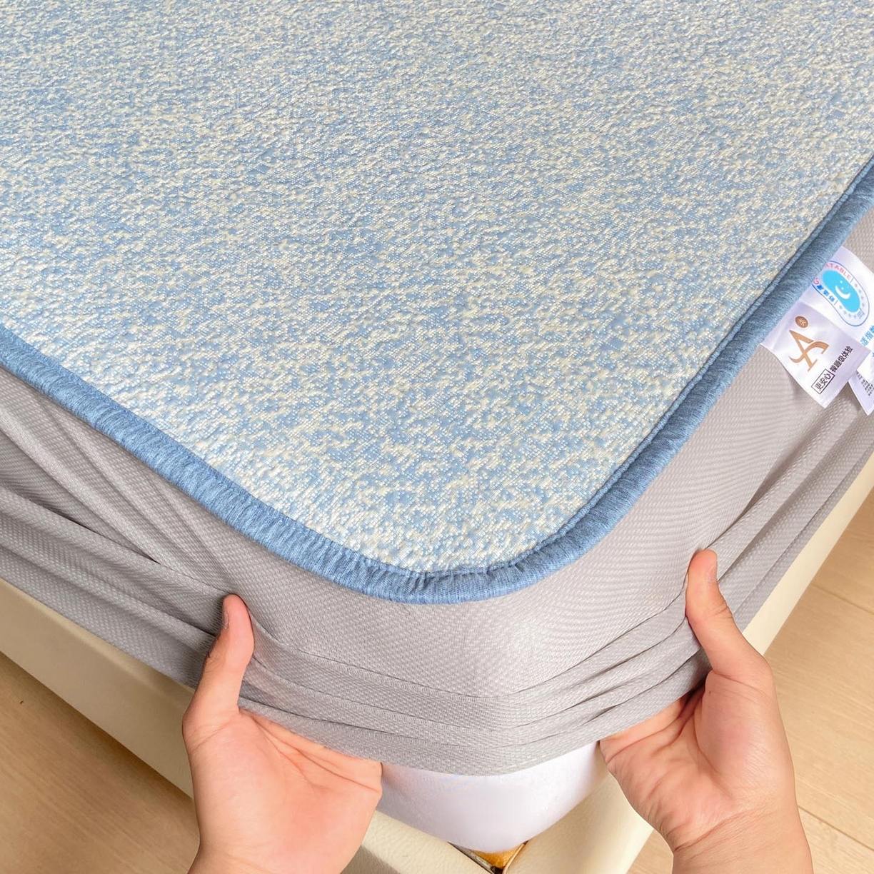 91家纺网 家纺一手货源 找家纺 帅露家纺 2026新款A类PE中分子绣花软凉席席子-慢摇时光 床笠款-慢摇时光蓝