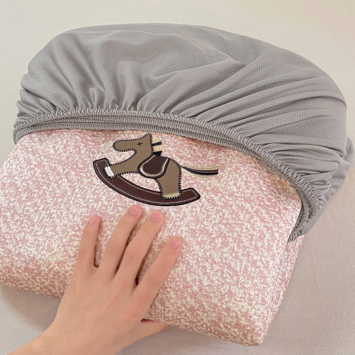 91家纺网 家纺一手货源 找家纺 帅露家纺 2026新款A类PE中分子绣花软凉席席子-慢摇时光 床笠款-慢摇时光粉