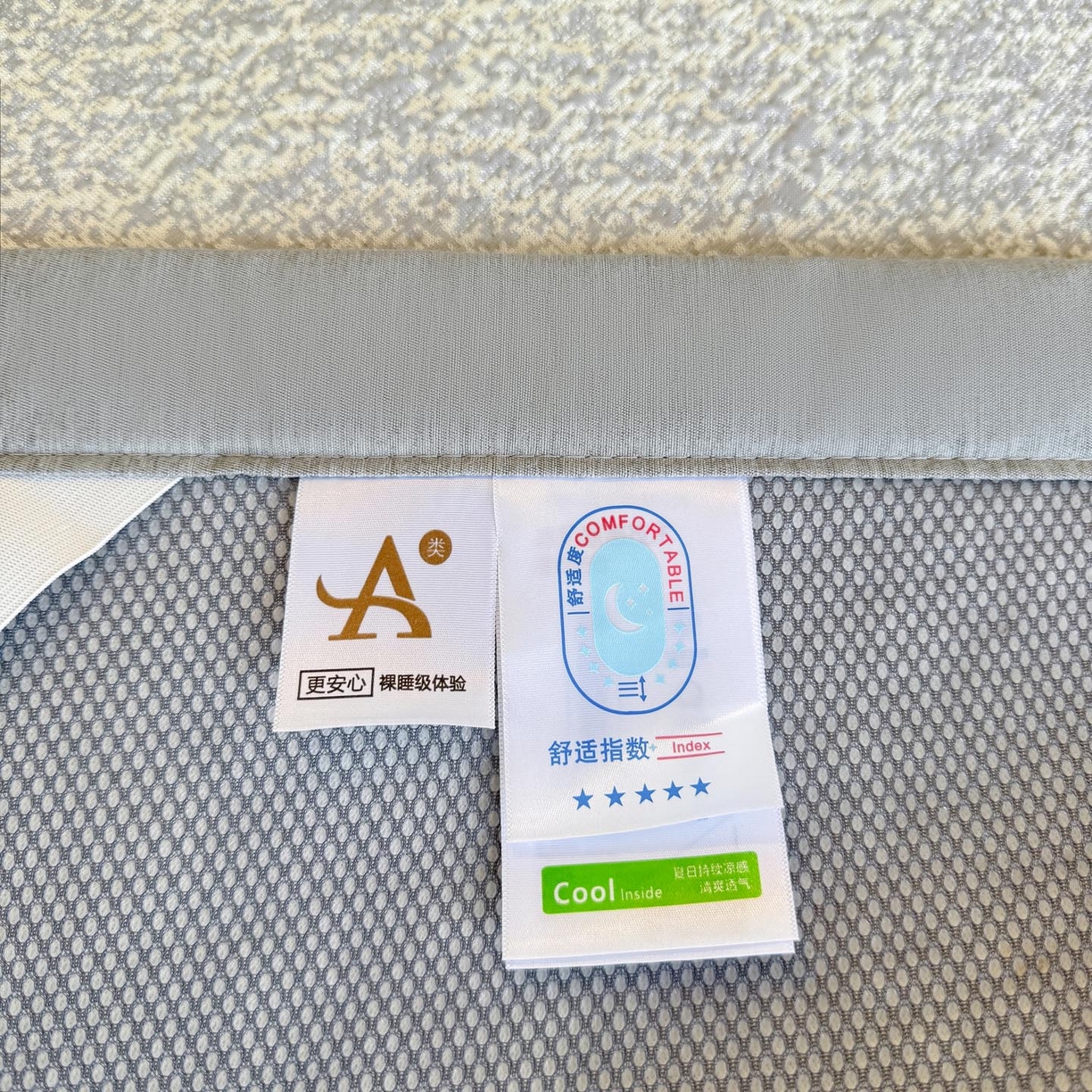 91家纺网 家纺一手货源 找家纺 帅露家纺 2026新款A类PE中分子绣花软凉席席子-慢摇时光 平铺款-慢摇时光灰