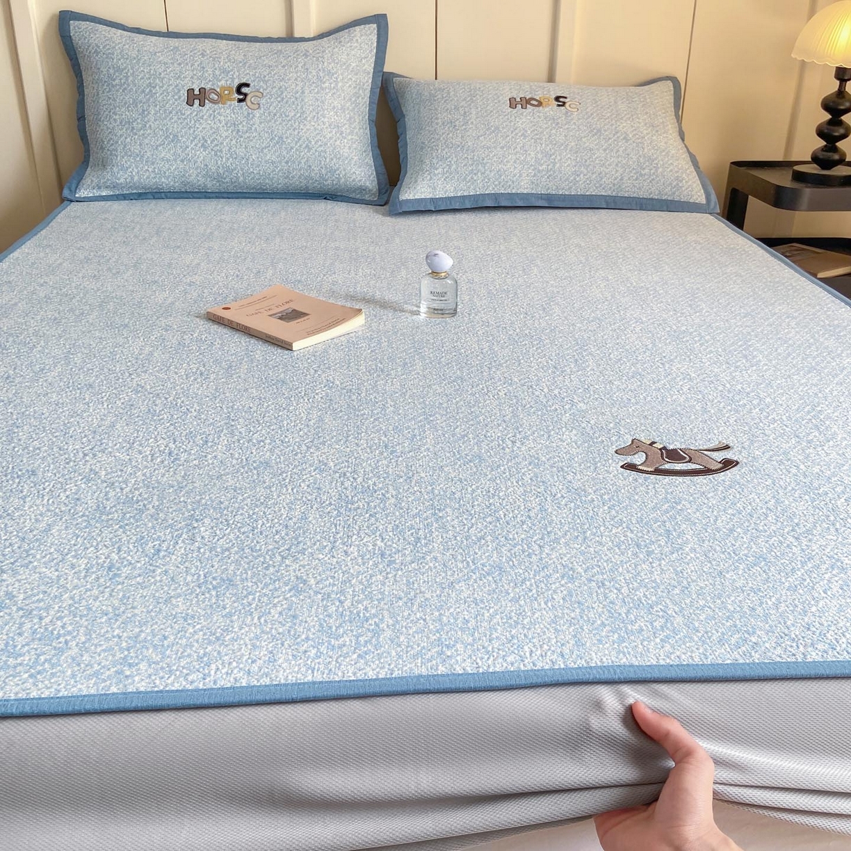 91家纺网 家纺一手货源 找家纺 帅露家纺 2026新款A类PE中分子绣花软凉席席子-慢摇时光 床笠款-慢摇时光蓝