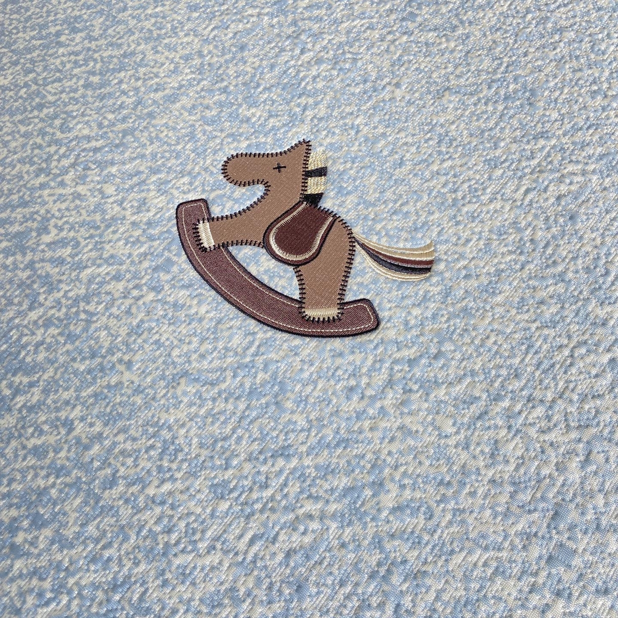 91家纺网 家纺一手货源 找家纺 帅露家纺 2026新款A类PE中分子绣花软凉席席子-慢摇时光 床笠款-慢摇时光蓝