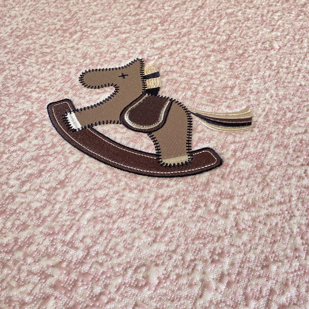 91家纺网 家纺一手货源 找家纺 帅露家纺 2026新款A类PE中分子绣花软凉席席子-慢摇时光 床笠款-慢摇时光粉