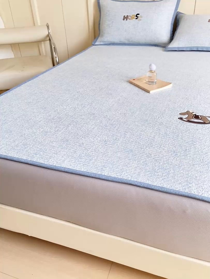 91家纺网 家纺一手货源 找家纺 帅露家纺 2026新款A类PE中分子绣花软凉席席子-慢摇时光 床笠款-慢摇时光蓝