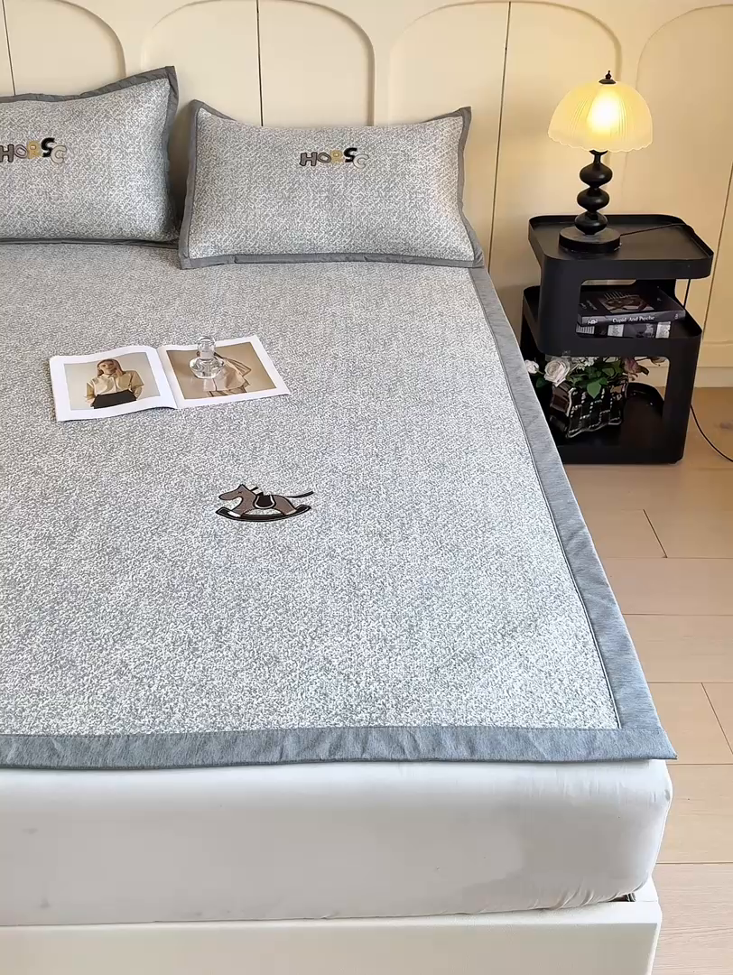 91家纺网 家纺一手货源 找家纺 帅露家纺 2026新款A类PE中分子绣花软凉席席子-慢摇时光 平铺款-慢摇时光灰