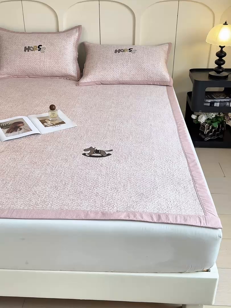 91家纺网 家纺一手货源 找家纺 帅露家纺 2026新款A类PE中分子绣花软凉席席子-慢摇时光 平铺款-慢摇时光粉