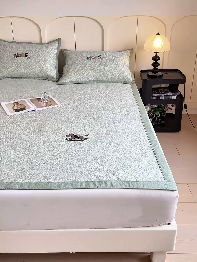 91家纺网 家纺一手货源 找家纺 帅露家纺 2026新款A类PE中分子绣花软凉席席子-慢摇时光 平铺款-慢摇时光绿