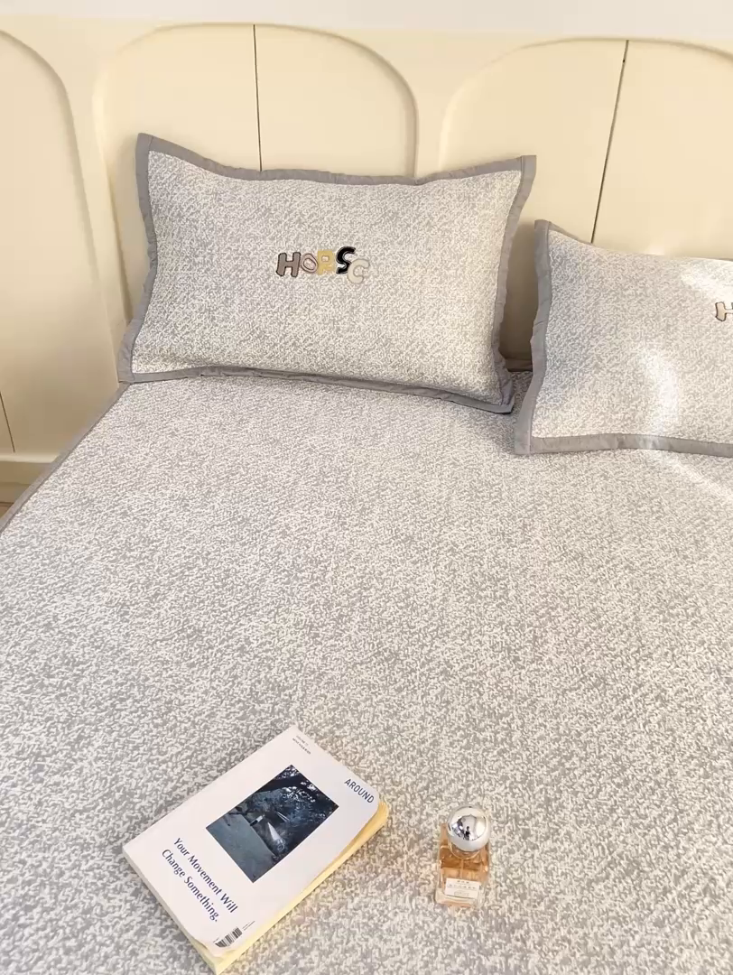 91家纺网 家纺一手货源 找家纺 帅露家纺 2026新款A类PE中分子绣花软凉席席子-慢摇时光 床笠款-慢摇时光灰