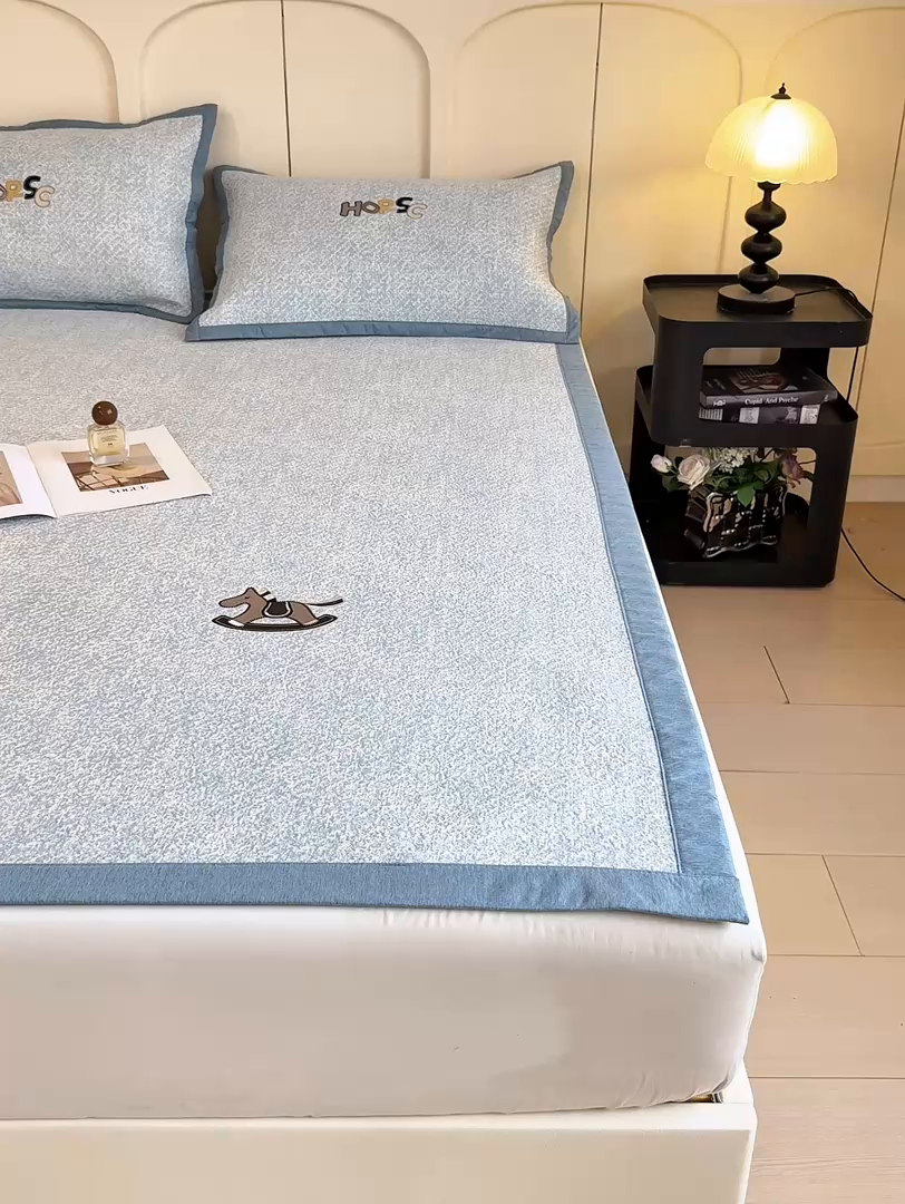 91家纺网 家纺一手货源 找家纺 帅露家纺 2026新款A类PE中分子绣花软凉席席子-慢摇时光 平铺款-慢摇时光蓝