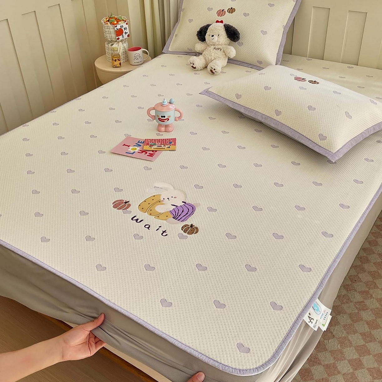 91家纺网 家纺一手货源 找家纺 帅露家纺 2026新款A类PE中分子卡通大版绣花软凉席席子 床笠款-懒懒兔