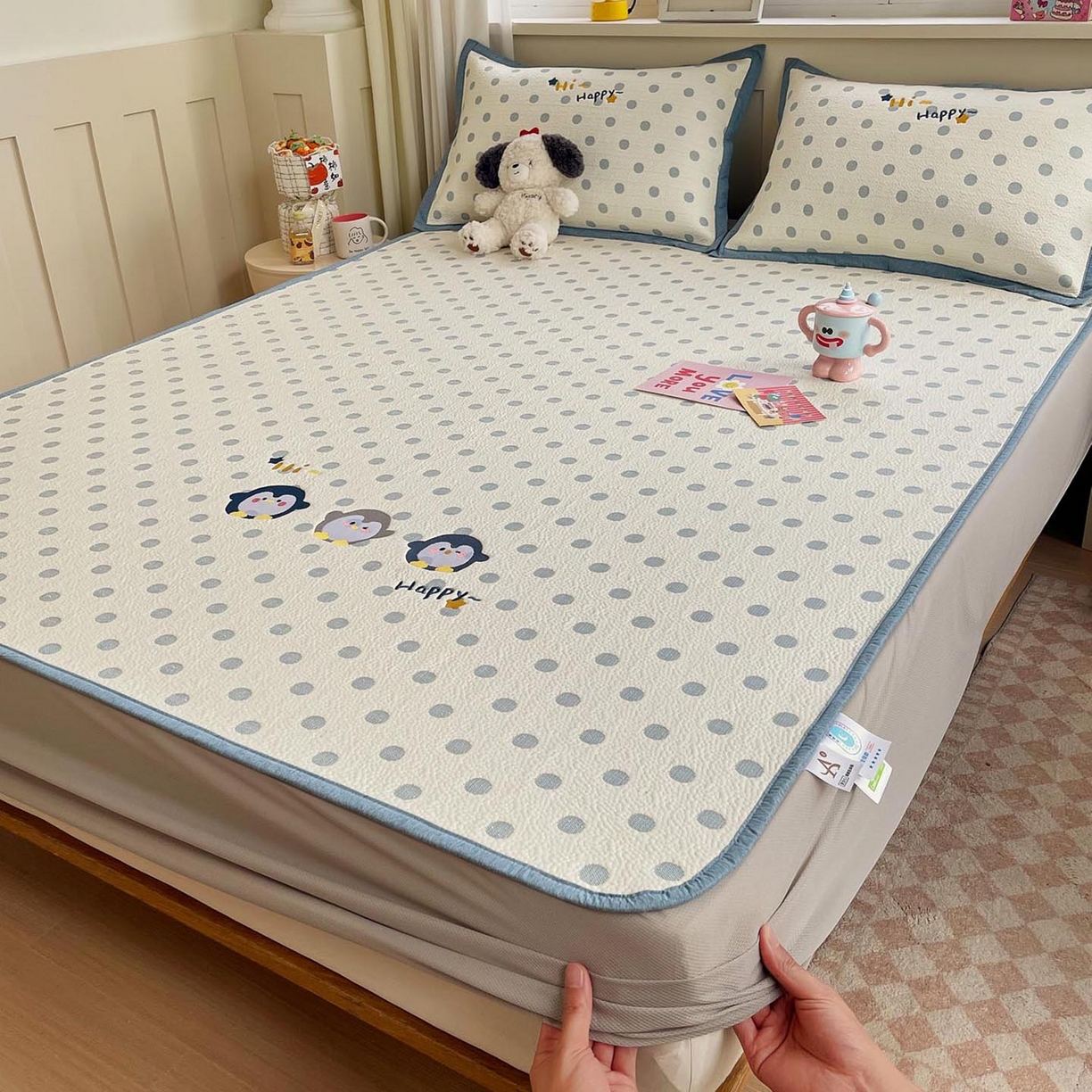 91家纺网 家纺一手货源 找家纺 帅露家纺 2026新款A类PE中分子卡通大版绣花软凉席席子 床笠款-蓝调企鹅