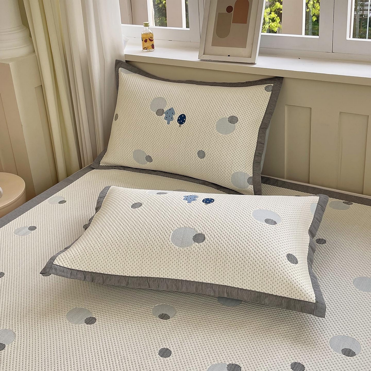 91家纺网 家纺一手货源 找家纺 帅露家纺 2026新款A类PE中分子卡通大版绣花软凉席席子 平铺款-波点日记