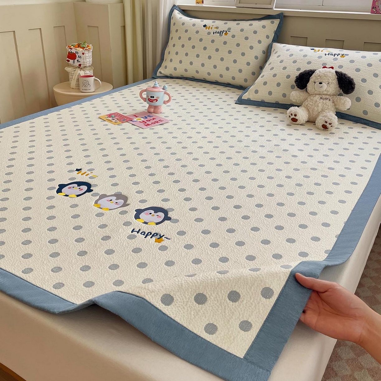 91家纺网 家纺一手货源 找家纺 帅露家纺 2026新款A类PE中分子卡通大版绣花软凉席席子 平铺款-蓝调企鹅