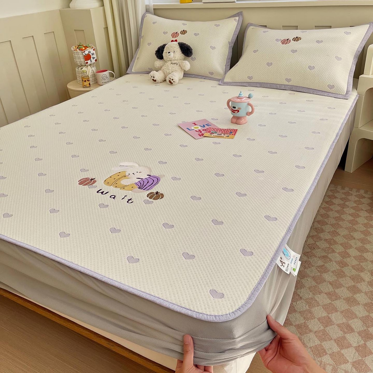 91家纺网 家纺一手货源 找家纺 帅露家纺 2026新款A类PE中分子卡通大版绣花软凉席席子 床笠款-懒懒兔