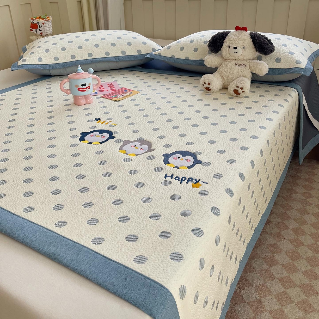 91家纺网 家纺一手货源 找家纺 帅露家纺 2026新款A类PE中分子卡通大版绣花软凉席席子 平铺款-蓝调企鹅