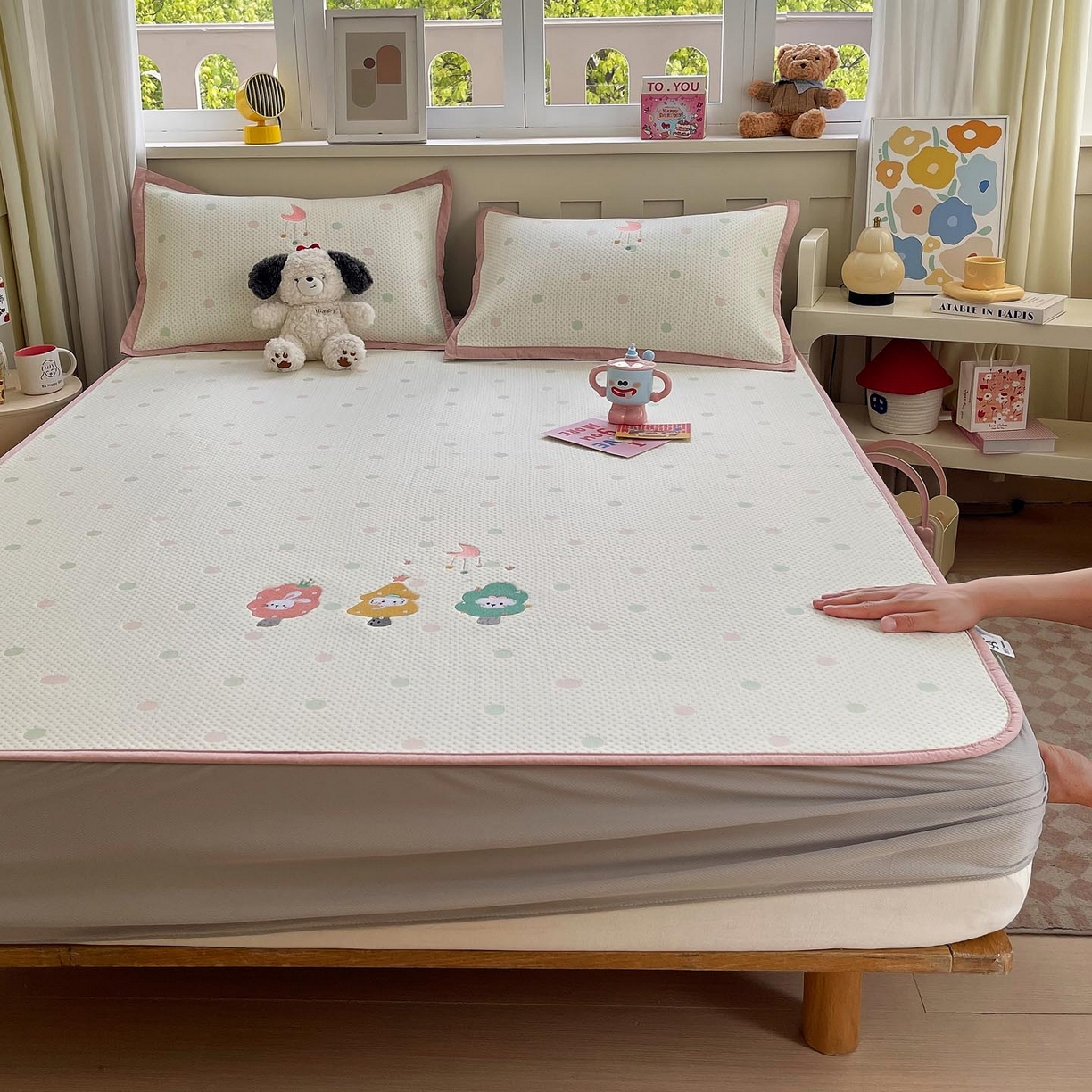 91家纺网 家纺一手货源 找家纺 帅露家纺 2026新款A类PE中分子卡通大版绣花软凉席席子 床笠款-粉屿森林