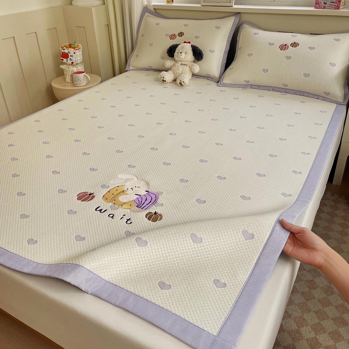 91家纺网 家纺一手货源 找家纺 帅露家纺 2026新款A类PE中分子卡通大版绣花软凉席席子 平铺款-懒懒兔