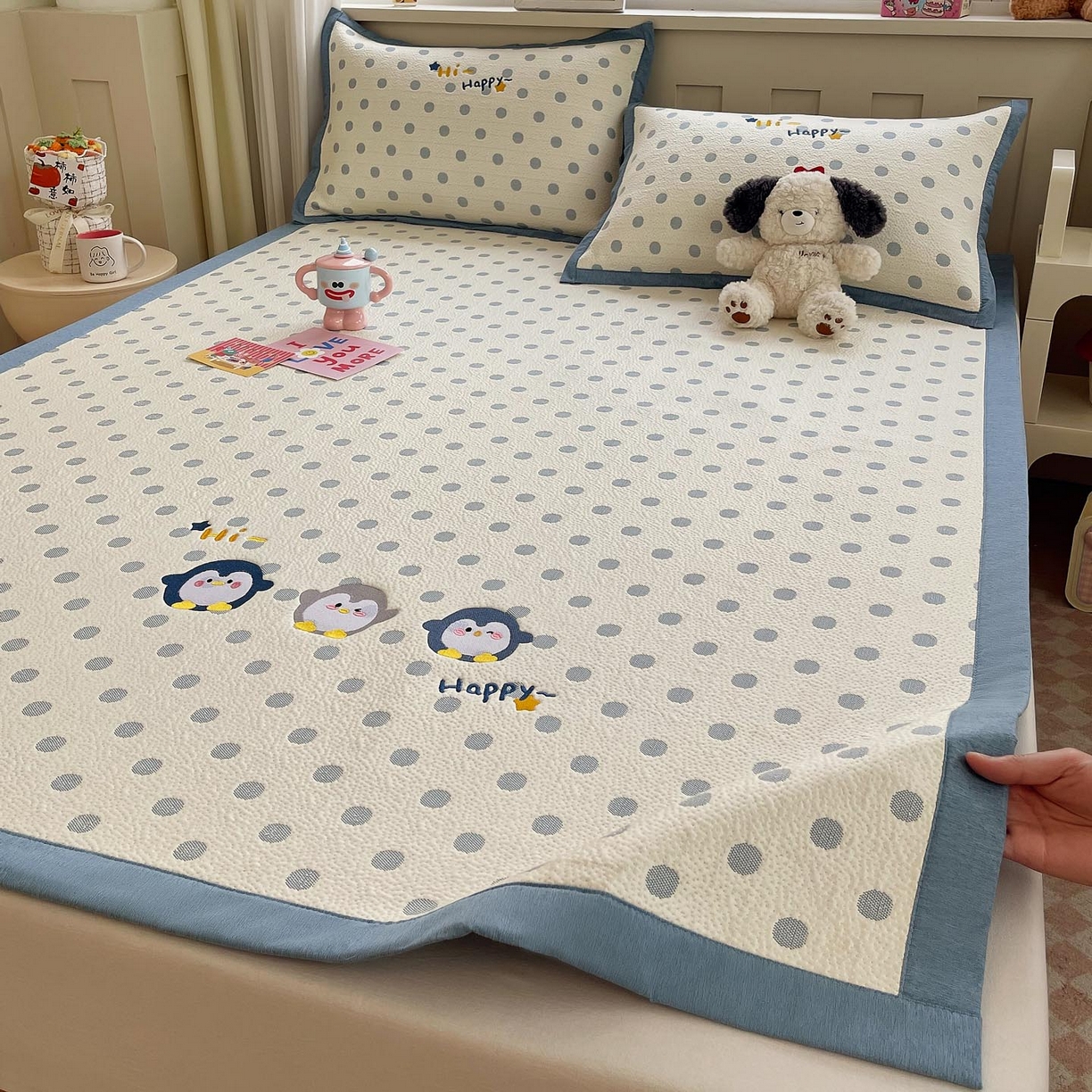 91家纺网 家纺一手货源 找家纺 帅露家纺 2026新款A类PE中分子卡通大版绣花软凉席席子 平铺款-蓝调企鹅