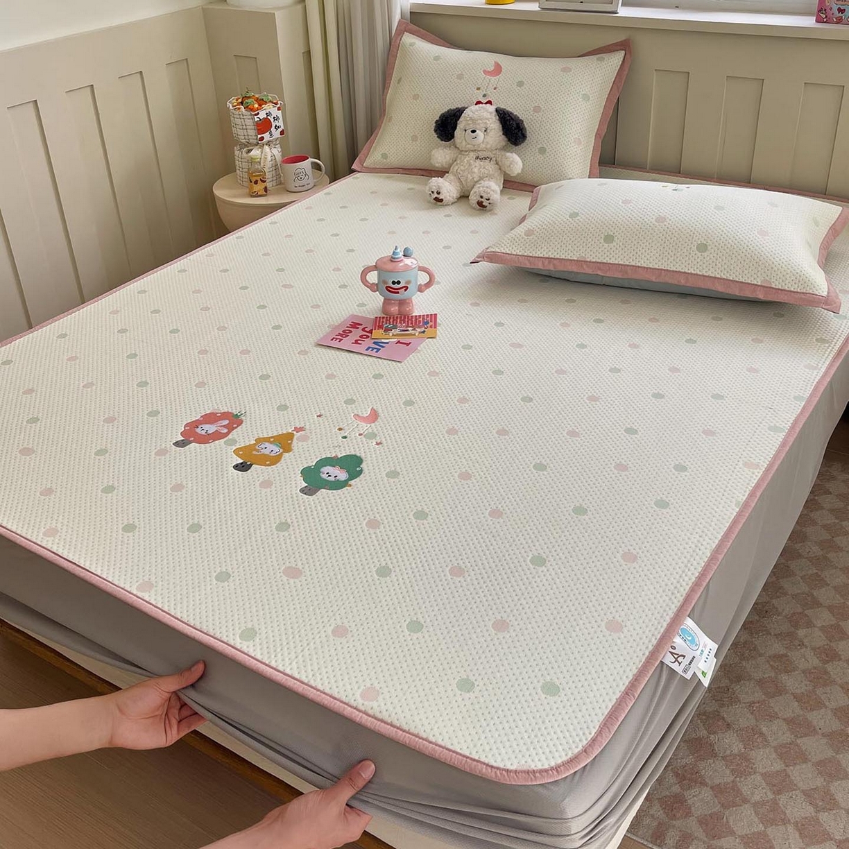 91家纺网 家纺一手货源 找家纺 帅露家纺 2026新款A类PE中分子卡通大版绣花软凉席席子 床笠款-粉屿森林