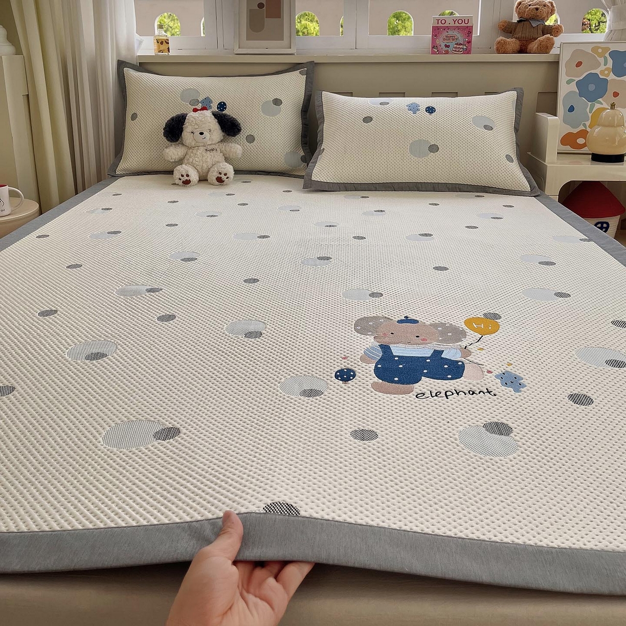 91家纺网 家纺一手货源 找家纺 帅露家纺 2026新款A类PE中分子卡通大版绣花软凉席席子 平铺款-波点日记