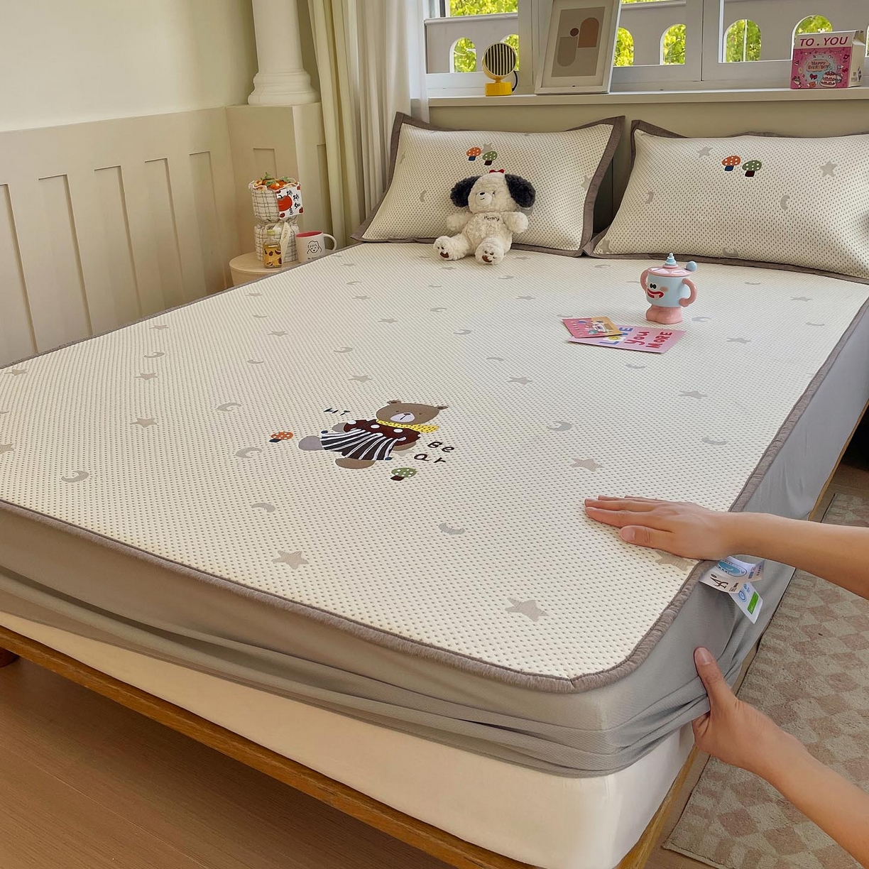 91家纺网 家纺一手货源 找家纺 帅露家纺 2026新款A类PE中分子卡通大版绣花软凉席席子 床笠款-星月织梦