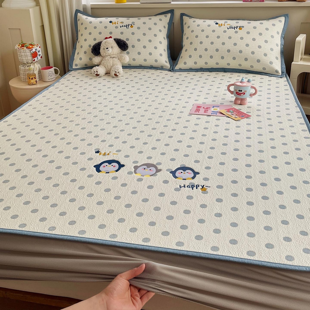 91家纺网 家纺一手货源 找家纺 帅露家纺 2026新款A类PE中分子卡通大版绣花软凉席席子 床笠款-蓝调企鹅
