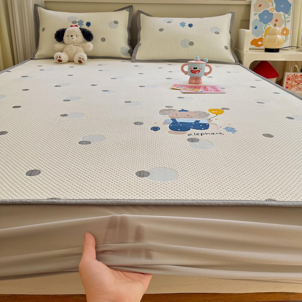 91家纺网 家纺一手货源 找家纺 帅露家纺 2026新款A类PE中分子卡通大版绣花软凉席席子 床笠款-波点日记