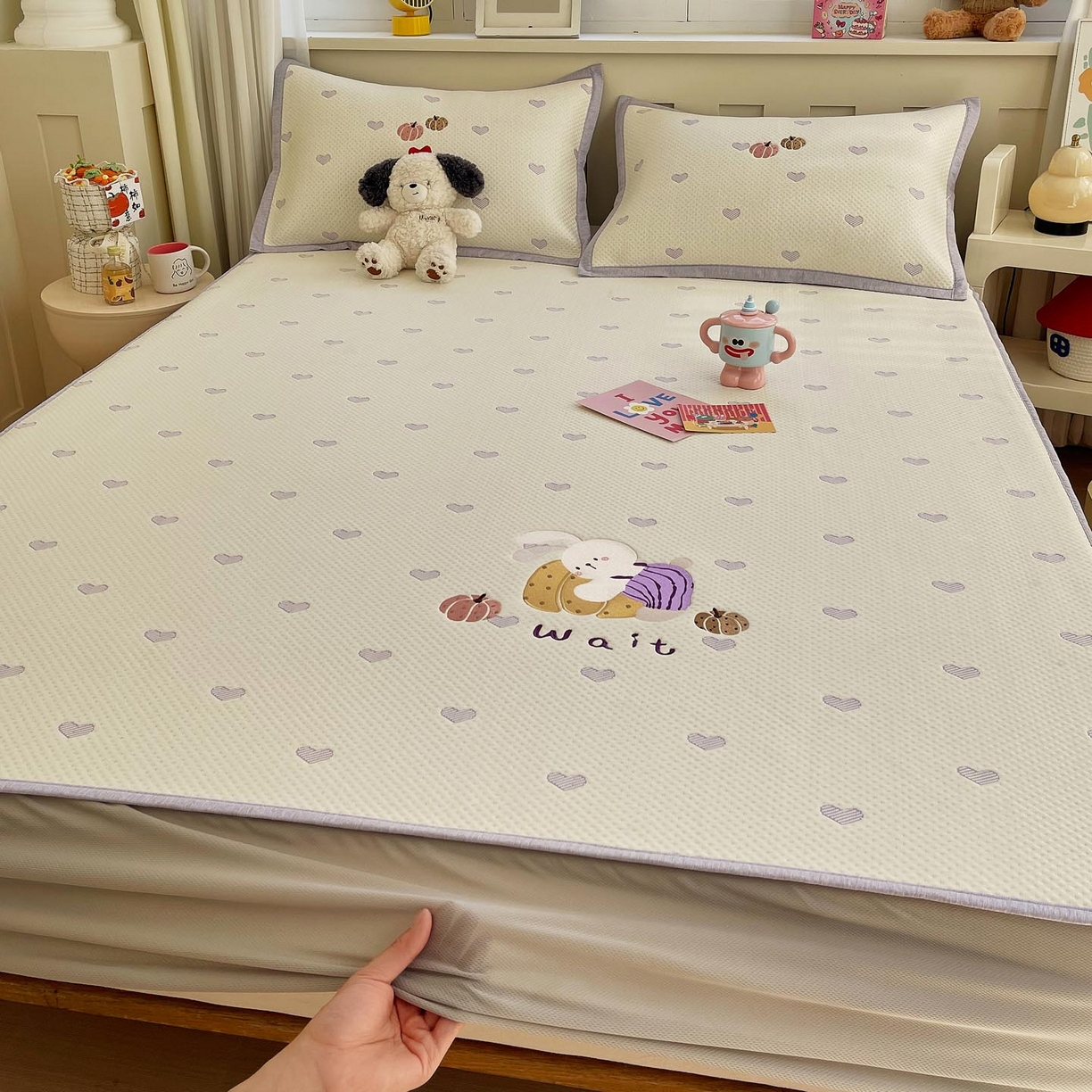 91家纺网 家纺一手货源 找家纺 帅露家纺 2026新款A类PE中分子卡通大版绣花软凉席席子 床笠款-懒懒兔