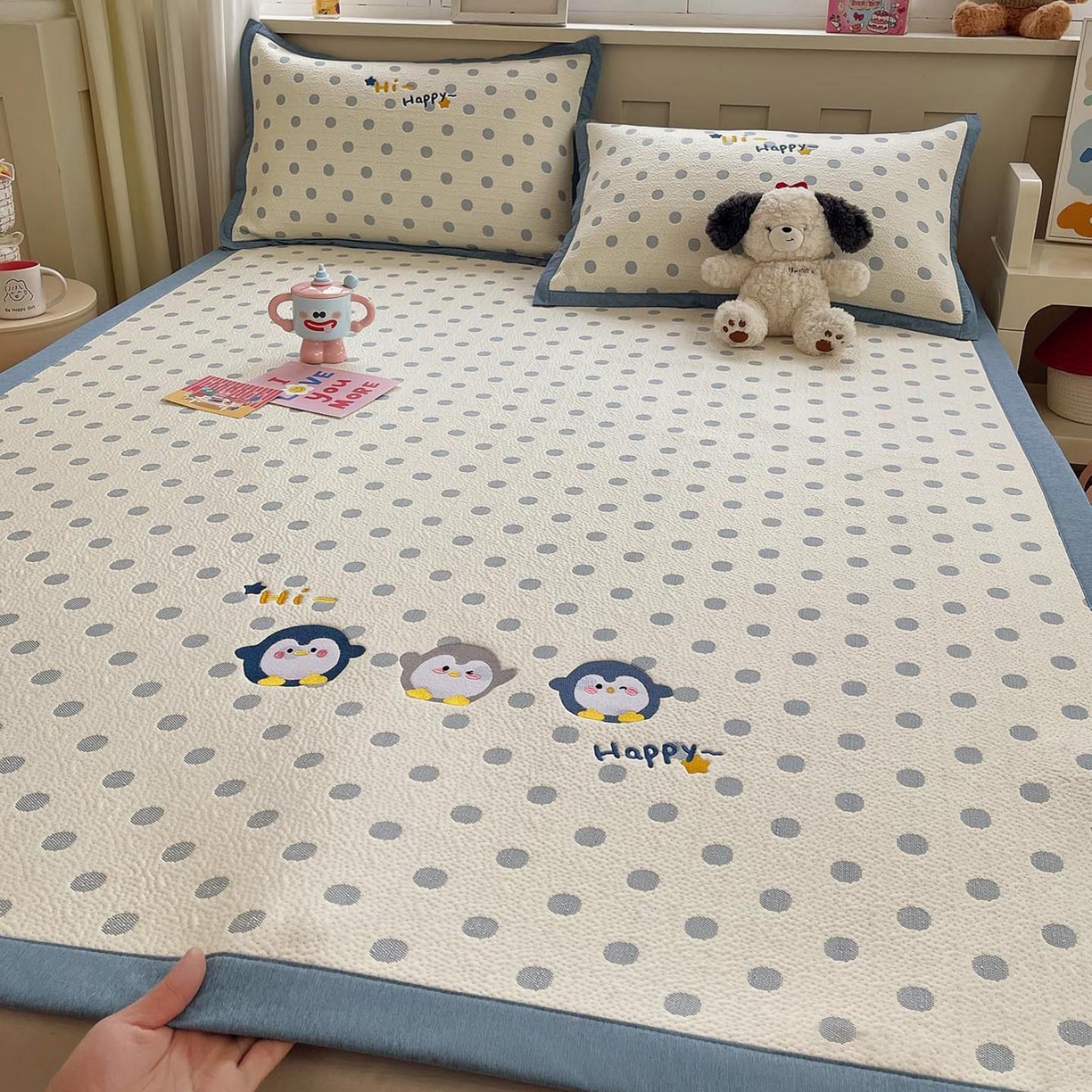 91家纺网 家纺一手货源 找家纺 帅露家纺 2026新款A类PE中分子卡通大版绣花软凉席席子 平铺款-蓝调企鹅