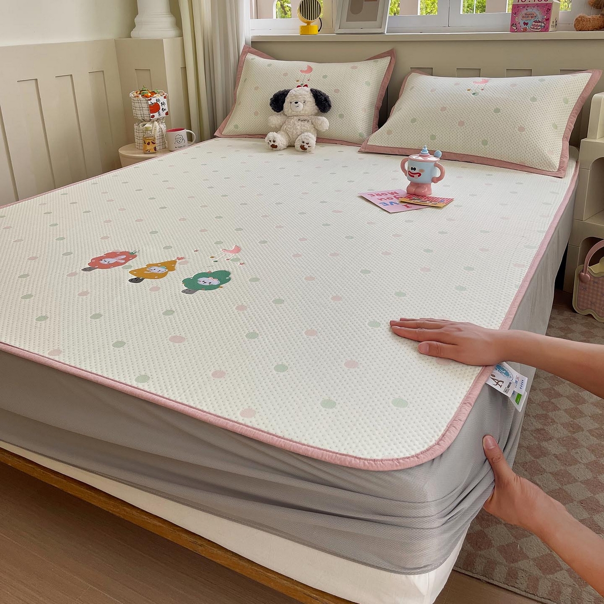 91家纺网 家纺一手货源 找家纺 帅露家纺 2026新款A类PE中分子卡通大版绣花软凉席席子 床笠款-粉屿森林