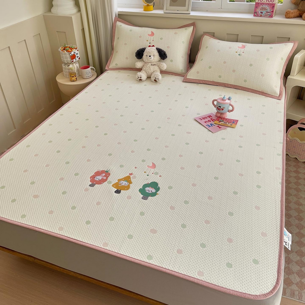 91家纺网 家纺一手货源 找家纺 帅露家纺 2026新款A类PE中分子卡通大版绣花软凉席席子 床笠款-粉屿森林
