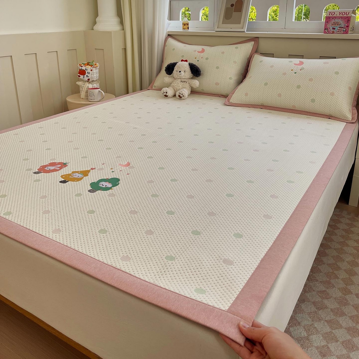 91家纺网 家纺一手货源 找家纺 帅露家纺 2026新款A类PE中分子卡通大版绣花软凉席席子 平铺款-粉屿森林