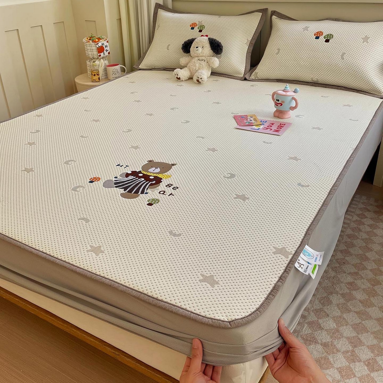 91家纺网 家纺一手货源 找家纺 帅露家纺 2026新款A类PE中分子卡通大版绣花软凉席席子 床笠款-星月织梦