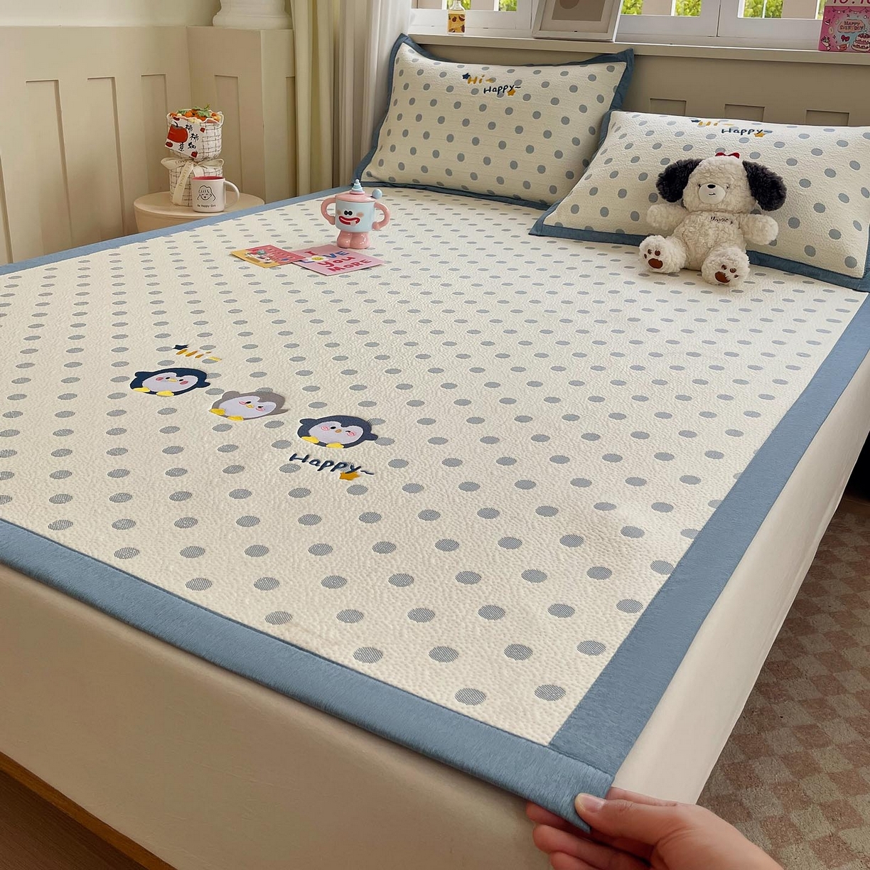 91家纺网 家纺一手货源 找家纺 帅露家纺 2026新款A类PE中分子卡通大版绣花软凉席席子 平铺款-蓝调企鹅