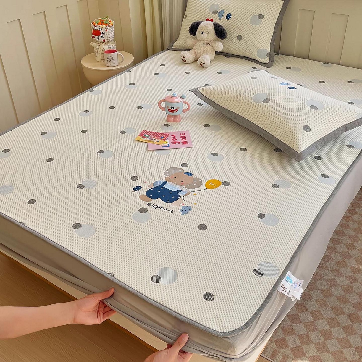 91家纺网 家纺一手货源 找家纺 帅露家纺 2026新款A类PE中分子卡通大版绣花软凉席席子 床笠款-波点日记