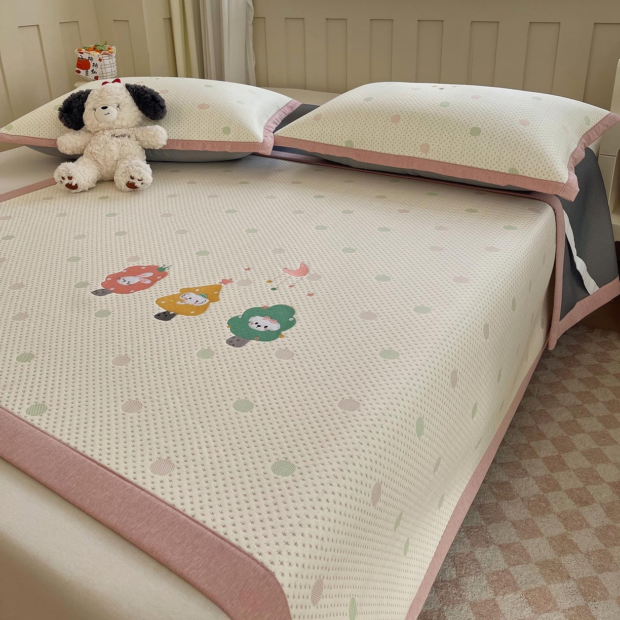 91家纺网 家纺一手货源 找家纺 帅露家纺 2026新款A类PE中分子卡通大版绣花软凉席席子 平铺款-粉屿森林