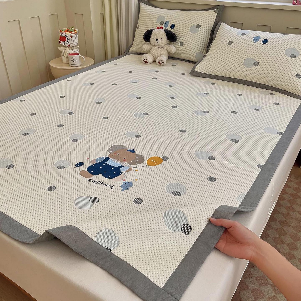 91家纺网 家纺一手货源 找家纺 帅露家纺 2026新款A类PE中分子卡通大版绣花软凉席席子 平铺款-波点日记