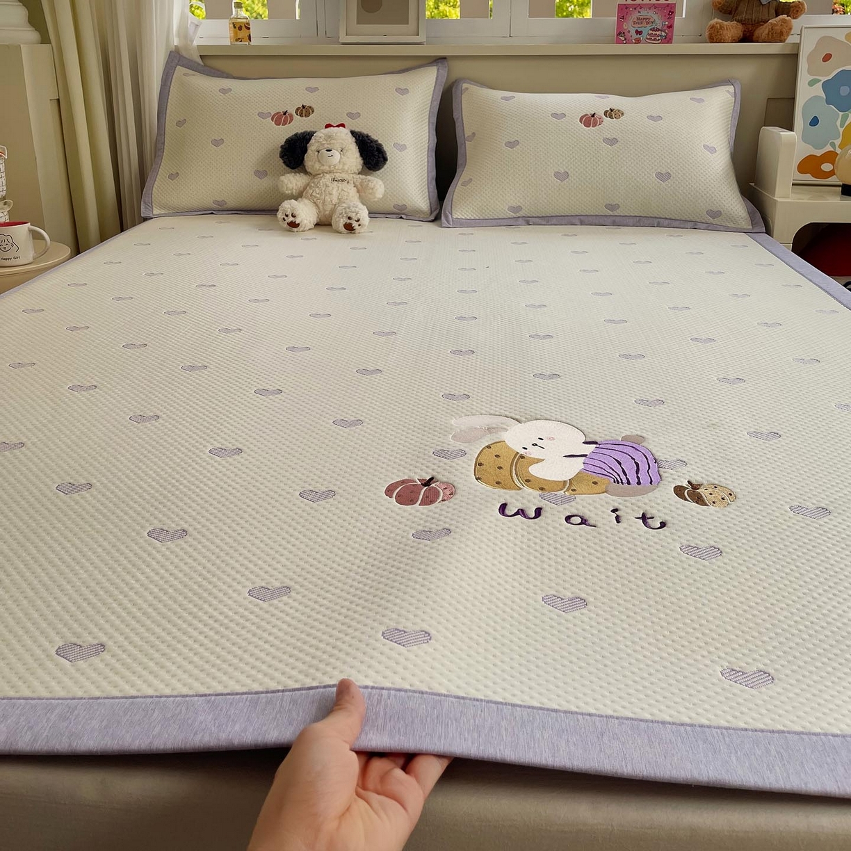 91家纺网 家纺一手货源 找家纺 帅露家纺 2026新款A类PE中分子卡通大版绣花软凉席席子 平铺款-懒懒兔