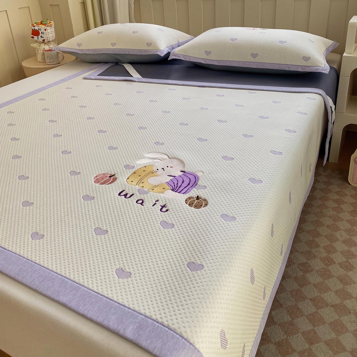 91家纺网 家纺一手货源 找家纺 帅露家纺 2026新款A类PE中分子卡通大版绣花软凉席席子 平铺款-懒懒兔