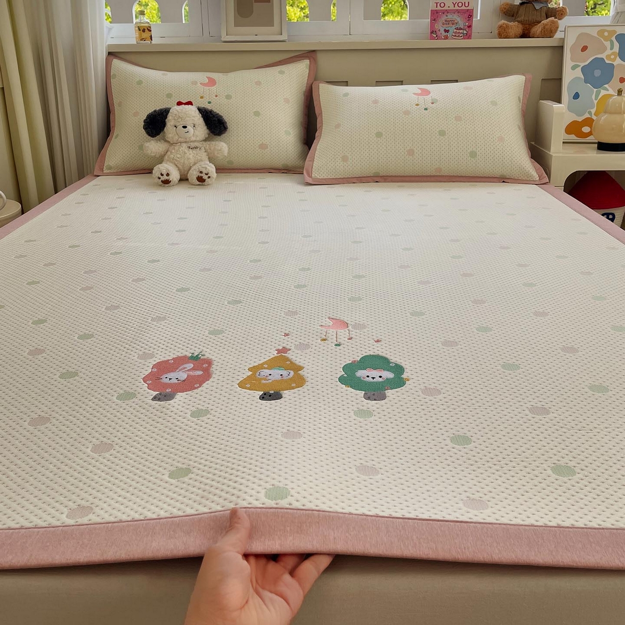 91家纺网 家纺一手货源 找家纺 帅露家纺 2026新款A类PE中分子卡通大版绣花软凉席席子 平铺款-粉屿森林