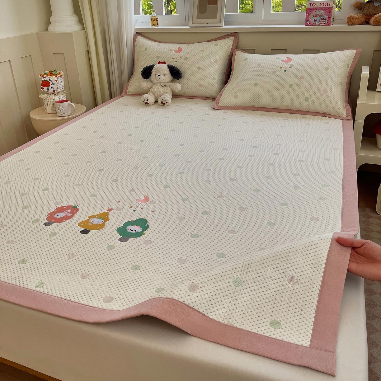 91家纺网 家纺一手货源 找家纺 帅露家纺 2026新款A类PE中分子卡通大版绣花软凉席席子 平铺款-粉屿森林